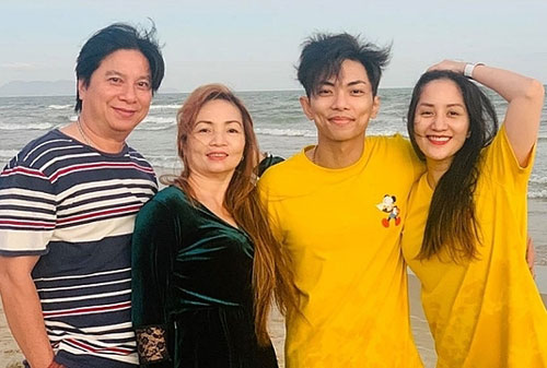 Mẹ chồng đại gia tặng Khánh Thi đồ hiệu