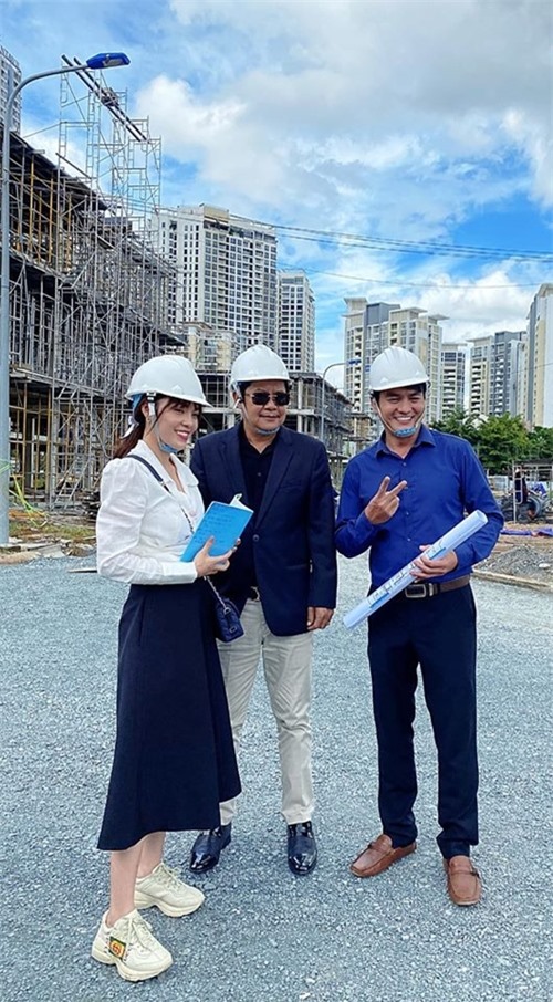 Dương Cẩm Lynh quay tại ngoại cảnh công trường xây dựng giữa ngày nắng nóng cùng tía Thanh Nam và ông xã Cao Minh Đạt.