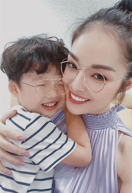 Từ nhỏ đã ý thức việc mẹ là một diễn viên nhưng bé William bám hơi mẹ hơn sau đợt giãn cách xã hội, quen với việc ngày ngày có mẹ ở nhà cùng chơi và nấu ăn cho. Vì vậy khi Dương Cẩm Lynh trở lại đóng phim, nhóc tỳ hơn ba tuổi hay quyến luyến mẹ. William ôm mẹ mỗi sáng sớm trước khi mẹ đi làm và bất cứ lúc nào gặp mẹ ở nhà.