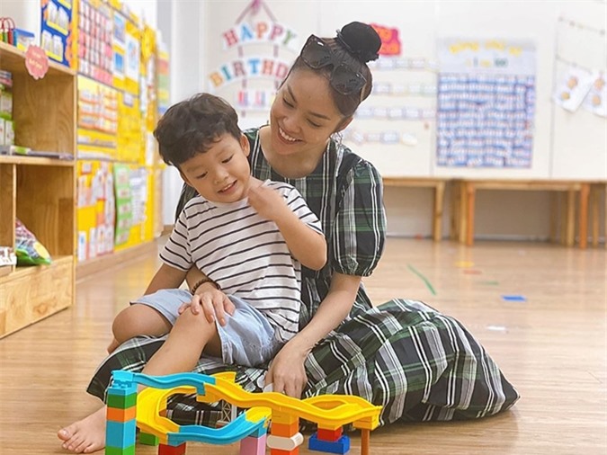 Cô giáo ở trường mầm non kể William hay nhắc mẹ, nói muốn được mẹ tới đón mỗi đợt mẹ Lynh bận đóng phim. Dù công việc bận, Dương Cẩm Lynh tranh thủ tới trường đón con vào những ngày không có cảnh quay hoặc được về sớm.