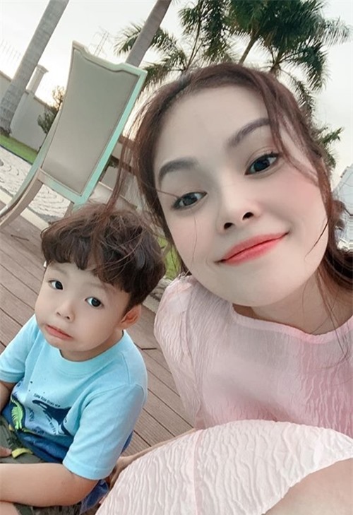 Cuối tuần, William được mẹ đưa tới trường quay phim Bánh mì ông Màu. Mỗi lần anh ấy lên đoàn là mẹ thành osin của anh ấy, Dương Cẩm Lynh chia sẻ.