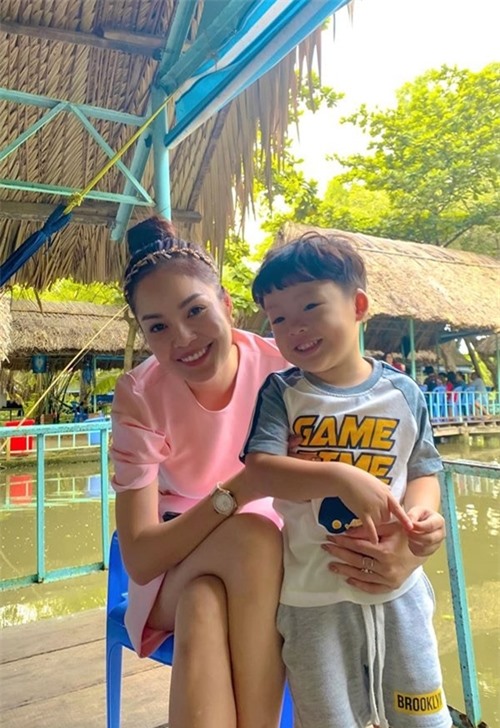 Dương Cẩm Lynh bù đắp cho con trai bằng những chuyến đi chơi trong những ngày nghỉ rảnh rỗi.