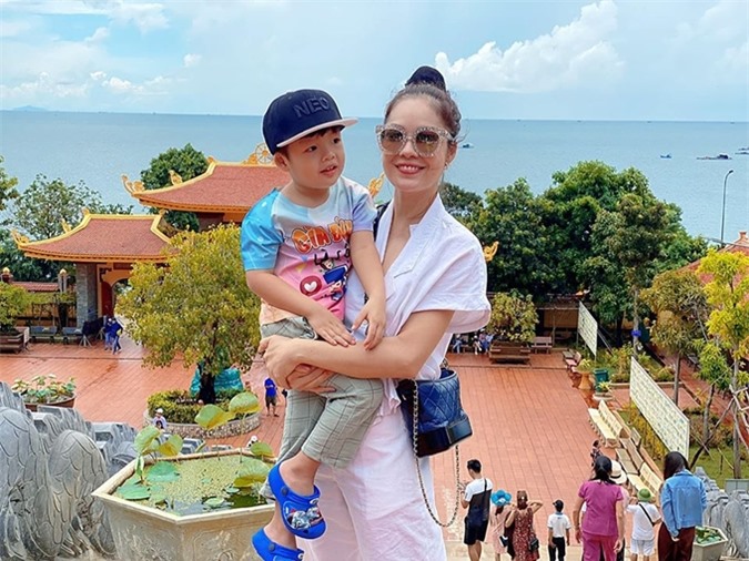 Cuối tháng 7, hai mẹ con cùng gia đình bên ngoại đi nghỉ ở Phú Quốc.
