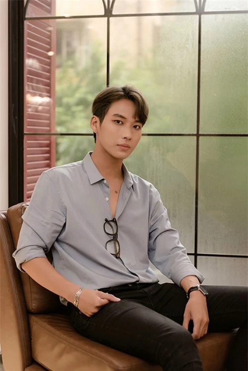 Nam Việt là sinh viên năm thứ hai của trường Sân khấu - Điện ảnh Hà Nội. Đây là vai diễn đầu tay trong sự nghiệp của anh chàng sinh năm 1999.
