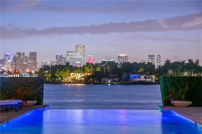 Hồ bơi có tầm nhìn toàn cảnh ra vịnh Biscayne và đường chân trời của thành phố Miami.