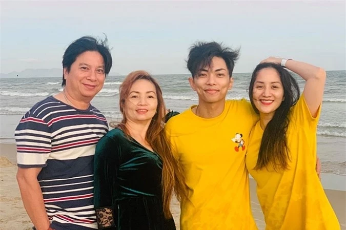 Vợ chồng Khánh Thi đi du lịch cùng bố mẹ chồng dịp Tết 2020.