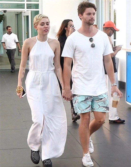 Một thời gian sau, Miley công khai bạn trai mới là Patrick Schwarzenegger - con trai của ngôi sao Kẻ hủy diệt Arnold Schwarzenegger. Hai người luôn quấn quýt trong các sự kiện và Miley còn đến thăm gia đình người yêu. Tuy nhiên đến tháng 3/2015, Patrick bị lộ ảnh ôm một cô gái bí ẩn và sự việc này khiến mối tình của anh với Miley tan vỡ.