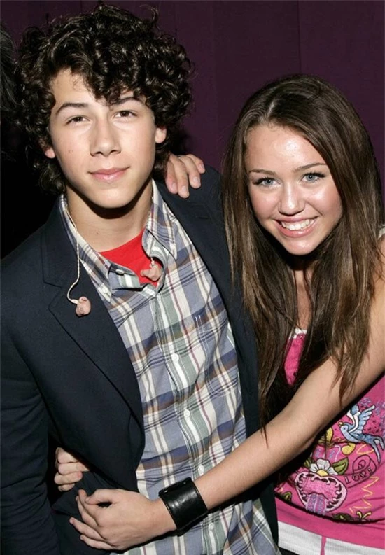 Nick Jonas là anh chàng đầu tiên Miley công khai hẹn hò. Họ gặp nhau tháng 6/2013 khi cả hai mới 13 tuổi. Nick cùng nhóm nhạc Jonas Brothers biểu diễn trong concert mở màn tour Best of Both Worlds của Miley. Đôi trẻ yêu nhau hơn một năm cho đến khi chia tay vào tháng 12/2007. Miley từng trải lòng về nỗi buồn khi tình yêu tuổi teen tan vỡ trong cuốn hồi ký Miles to Go: Cảm giác như thể cuộc đời tôi kết thúc còn mọi người vẫn đang sống.Sau nhiều năm, Nick và Miley hiện vẫn giữ mối quan hệ bạn bè.