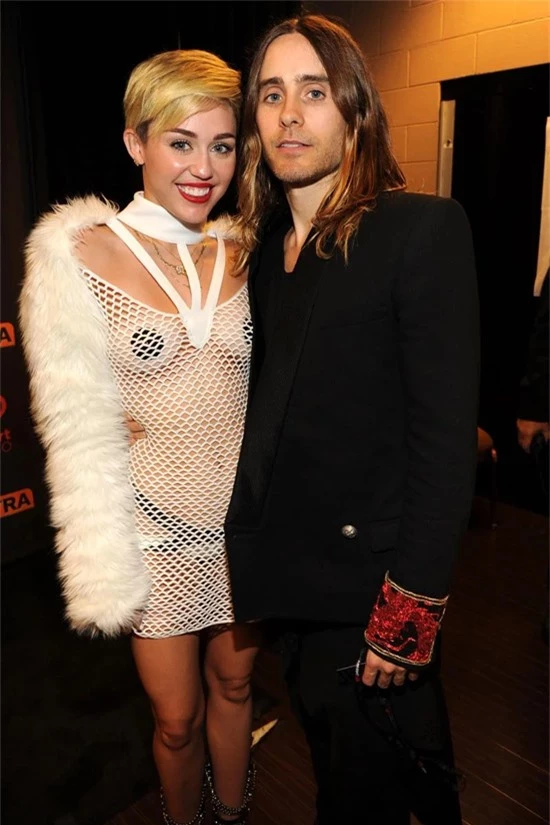 Đầu năm 2014, Miley dành thời gian với tài tử kiêm ca sĩ Jared Leto. Họ đã có khoảng thời gian vui vẻ bên nhau. Cả hai cùng thích nói chuyện về nghệ thuật và âm nhạc, nguồn tin chia sẻ. Miley và ngôi sao Dallas Buyers Club đi chơi vài lần nhưng không xác định mối quan hệ nghiêm túc.