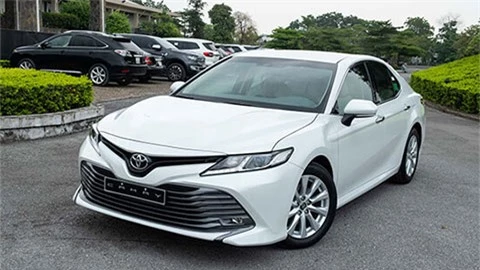 Toyota Camry vượt VinFast Lux A2.0 dẫn đầu xe hạng D, Honda Accord tiếp tục 'đội sổ'