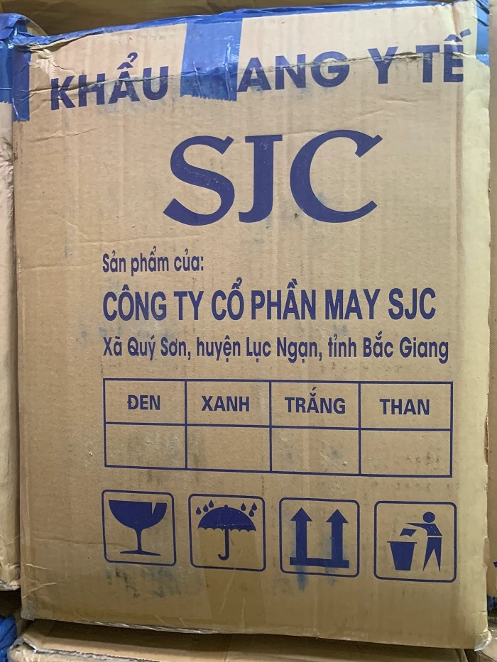 Khẩu trang mang nhãn hiệu SJC bị lực lượng chức năng bắt giữ tại hiện trường. 