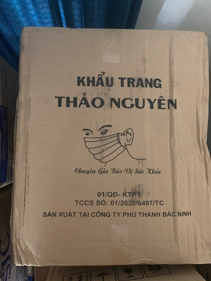 Mặt hàng khẩu trang mang nhãn hiệu Thảo Nguyên bị lực lượng chức năng bắt giữ tại hiện trường. 