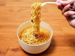 Mỳ ăn liền có thể khiến trẻ tăng động và những nguy cơ từ việc ăn loại thực phẩm này