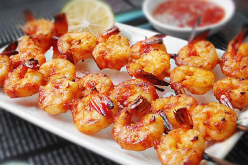 Xiên tôm vào que tre rồi nướng kiểu này tuyệt ngon lại không mất công bóc vỏ