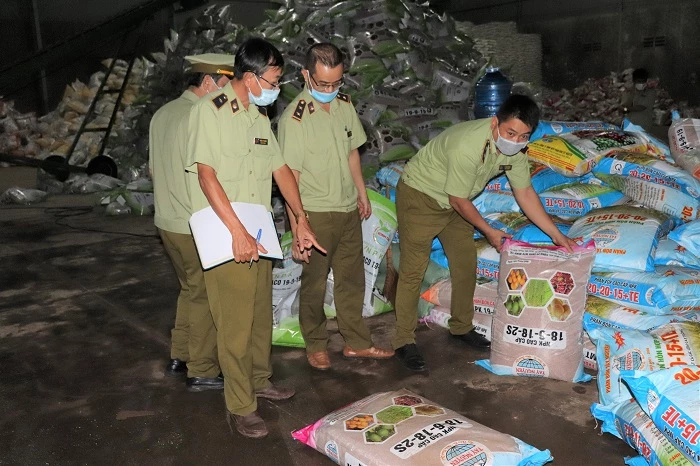 Lực lượng QLTT “đột nhập”, phát hiện kho hàng chứa hơn 4 tấn phân bón sai phạm tại Đắk Lắk.