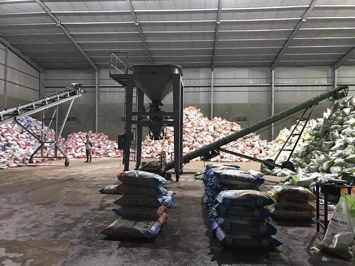 Trong kho hàng lưu giữ 4,4 tấn phân bón NPK các loại, trong đó có 850 kg phân bón hết hạn sử dụng; 2,8 tấn phân bón không có ngày sản xuất, 750 kg phân bón không có nhãn.