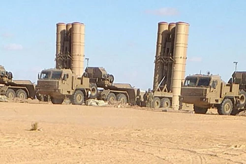 Hệ thống phòng không tầm xa S-300 PMU-2 được quân đội Algeria triển khai ở miền nam Algeria.
