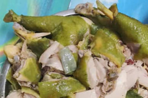 Luộc gà chuyển màu xanh lè, cô gái lên mạng hỏi thì nhận được hơn '1.000 dự đoán'