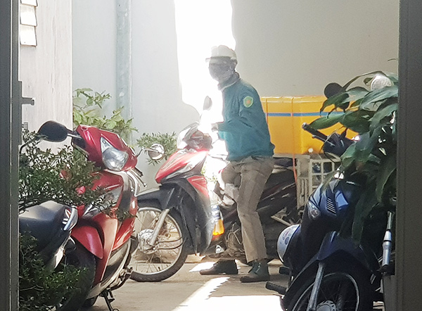 Đà Nẵng: Ra đường tập thể dục bị phạt 5 – 10 triệu, len lỏi vào khu dân cư bán rong lại không bị ngăn chặn