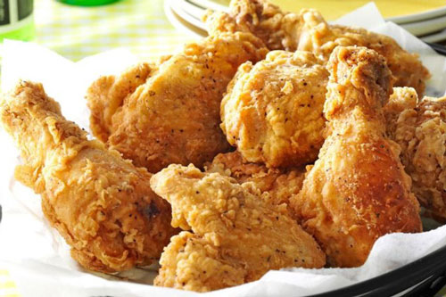 Nếu chưa có nồi chiên không dầu, mẹo này sẽ giúp bạn hạn chế lượng dầu ăn khi chiên mà đồ ăn vẫn giòn ngon