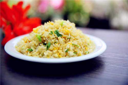 Mẹo rang cơm với trứng thơm ngon, không sợ dính hạt