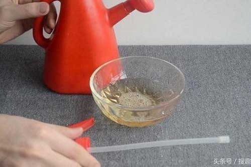 Đổ muối ăn vào lon bia thừa, cô gái không ngờ tạo ra được điều kỳ diệu