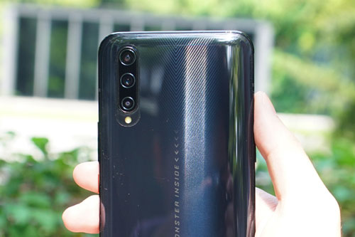 Cận cảnh smartphone 5G, RAM 12 GB, sạc 44W, giá rẻ bất ngờ