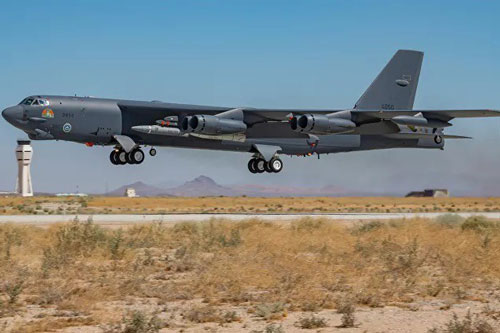 Máy bay B-52 Mỹ thử nghiệm mang tên lửa siêu thanh ARRW