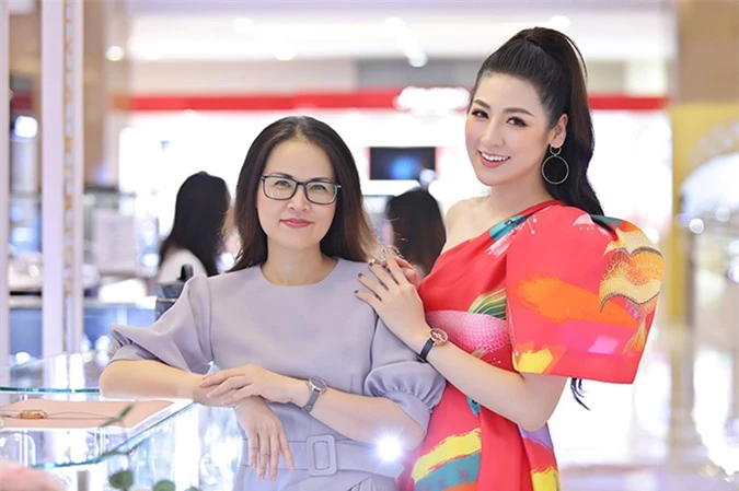 Ngoài hoạt động showbiz, Tú Anh còn kinh doanh trong lĩnh vực nhà hàng cùng mẹ và cậu ruột.