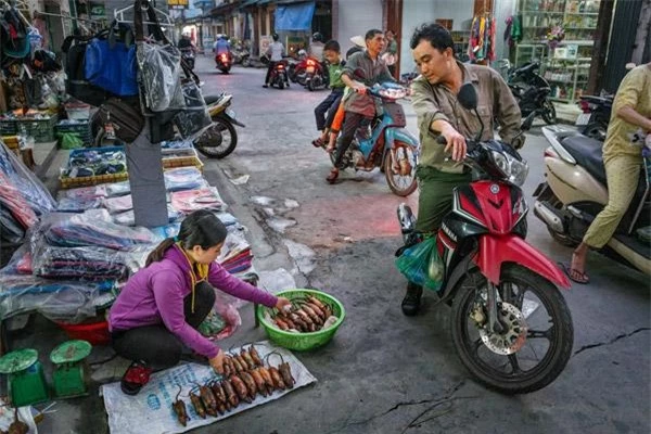Được ăn món &#39;kinh dị&#39; của Việt Nam, phản ứng của phóng viên Mỹ khiến ai cũng bất ngờ - 3