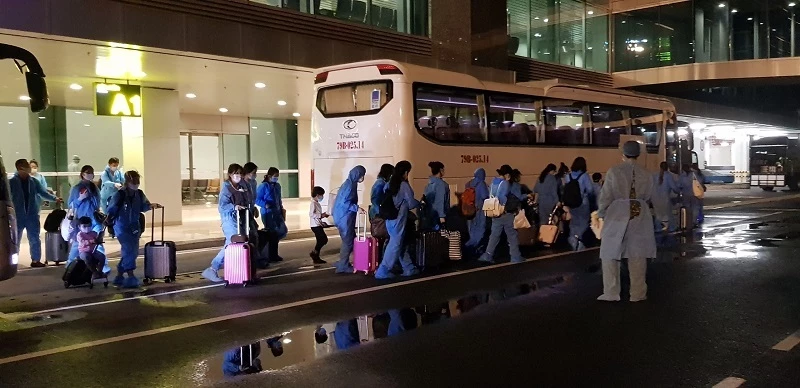 Sau khi xuống Sân bay Cam Ranh, 232 công dân trở về từ Malaysia đã được lực lượng chức năng tỉnh Ninh Thuận tiếp nhận và đưa về cách ly tại Khu cách ly tập trung của tỉnh.