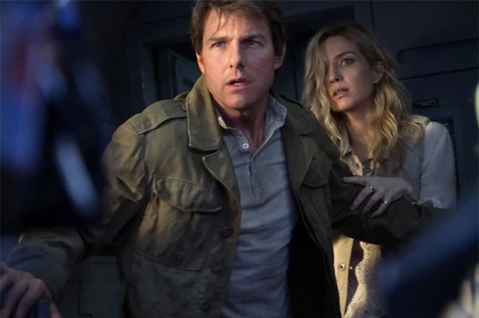 Tom Cruise và Annabelle Wallis trong phim The Mummy.