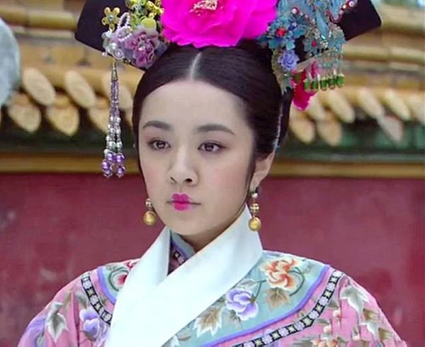 Cách đánh môi cánh đào giống như geisha khiến Vương Hiểu Thần trở nên hài hước.