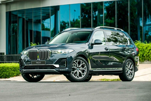 BMW X7.