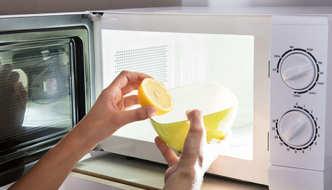 Đánh bay mùi hôi tích tụ ở lò vi sóng chỉ với vài mẹo nhỏ
