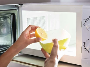 Đánh bay mùi hôi tích tụ ở lò vi sóng chỉ với vài mẹo nhỏ