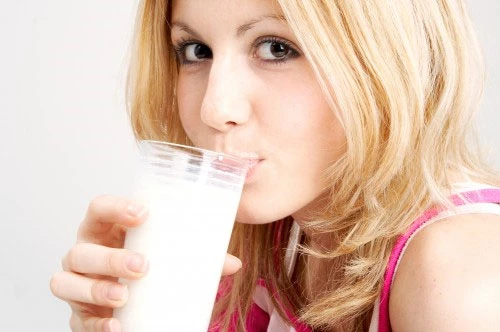 Uống sữa đậu nành giúp thải độc gan hiệu quả.