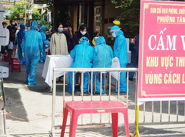 Lấy mẫu xét nghiệm chẩn đoán víu SARS-CoV-2 tại khu dân cư cách ly y tế trên địa bà quận Thanh Khê (Ảnh: HC)