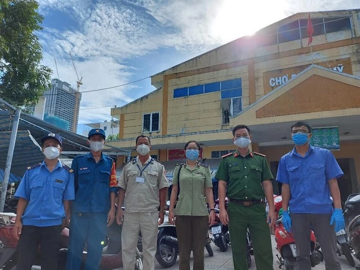 Lực lượng chức năng tiến hành kiểm tra giám sát các cơ sở kinh doanh trên địa bàn thành phố Đà Nẵng.