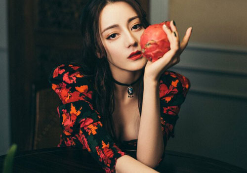 Địch Lệ Nhiệt Ba được khen 'ngay cả bóng lưng cũng xinh đẹp'