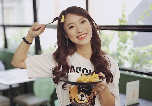 MC 7 thứ tiếng Khánh Vy tốt nghiệp loại giỏi Học viện Ngoại giao