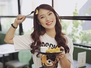 MC 7 thứ tiếng Khánh Vy tốt nghiệp loại giỏi Học viện Ngoại giao