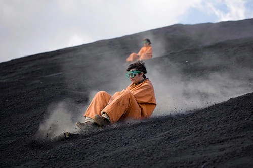 Volcano Boarding, là một môn thể thao được thực hiện trên các sườn núi lửa. 
