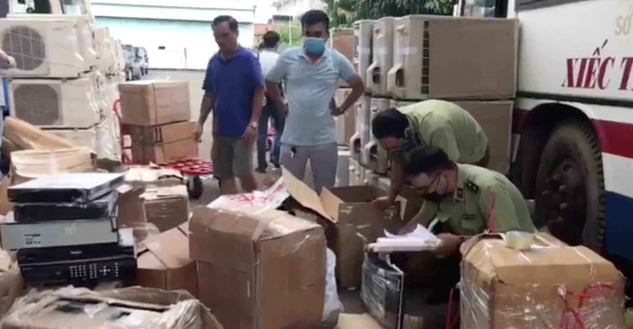 Lực lượng chức năng niêm phong số hàng tạm giữ. Lực lượng chức năng niêm phong số hàng tạm giữ.