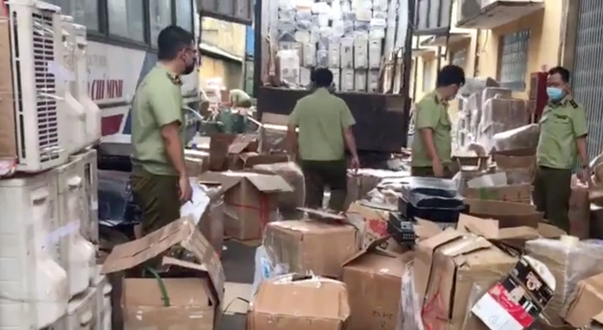 Lực lượng chức năng kiểm tra hàng trên xe tải. Lực lượng chức năng kiểm tra hàng trên xe tải.