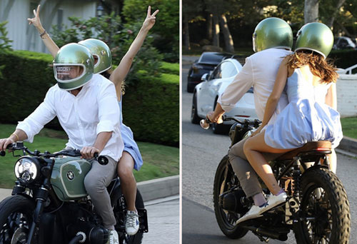 Ben Affleck chở bạn gái trên môtô mới