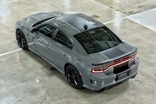 =9. Dodge Charger Scat Pack 2020 (giá khởi điểm: 40.495 USD, thời gian tăng tốc từ 0-96 km/h: 4,5 giây).