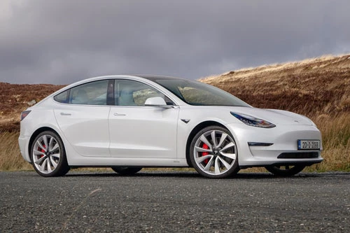 2. Tesla Model 3 Performance 2020 (giá khởi điểm: 54.900 USD, thời gian tăng tốc từ 0-96 km/h: 3,2 giây).