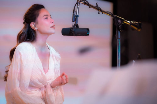 Hồ Ngọc Hà chia sẻ ảnh hậu trường xinh đẹp