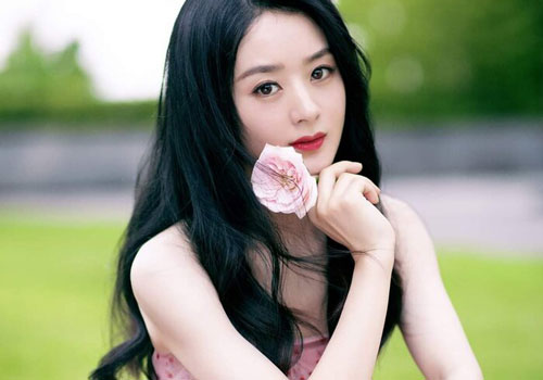 Triệu Lệ Dĩnh bất chấp các lùm xùm gần đây leo lên hạng 5 hot search nhờ diện váy cực thanh lịch tại Quảng Châu